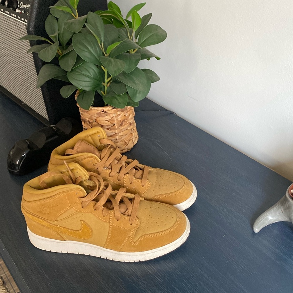 Air Jordan 1 Mid “Golden Harvest”